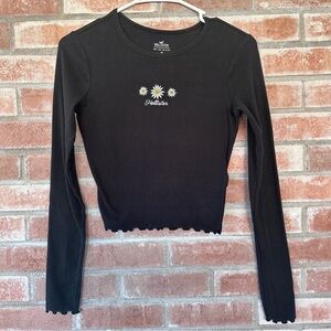 Hollister Baby Tee Long Sleeve Cropped Embroidered Ribbed Women’s Small Daisy